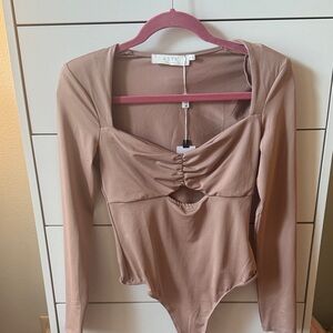 Astr Women's Beige Ruched Long Sleeve Bodysuit